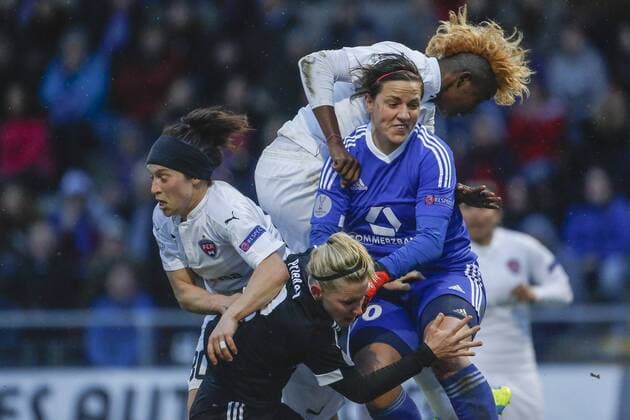 Frankfurt Ueberhartes Einsteigen von Gaelle Enganamouit (FC Rosengard, 17) gegen Anne-Kathrine Kremer (FFC, 30). Mit dabei sind Marith Priessen (FFC, 13) und Ella Masar (FC Rosengard, 30) Copyright: Roskaritzx Eibner-Pressefoto EP_rrz