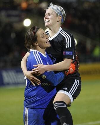 Frankfurt Sophie Schmidt (FFC, 12) bedankt sich bei Anne-Kathrine Kremer (FFC, 30) Copyright: Roskaritzx Eibner-Pressefoto EP_rrz