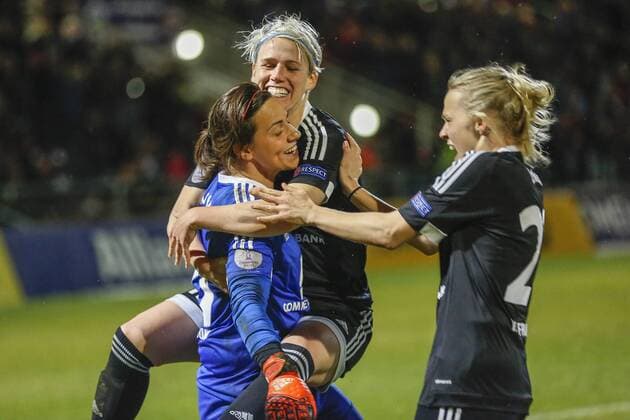 Frankfurt Anne-Kathrine Kremer (FFC, 30) wird beglueckwuenscht von ihren Teamkolleginnen, Sophie Schmidt (FFC, 12) Copyright: Roskaritzx Eibner-Pressefoto EP_rrz