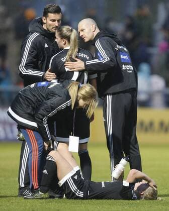 Frankfurt Trainer Matt Ross (1. FFC Frankfurt) und Co-Trainer Kai Rennich (1. FFC Frankfurt) versuchen Ana-Maria Crnogorcevic (FFC, 21) aufzubauen und fuer die Verl°ngerung zu motivieren. Copyright: Roskaritzx Eibner-Pressefoto EP_rrz