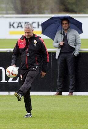 VfB Stuttgart Training Deutschland, Stuttgart, 30.03.2016, 1. Fussball-Bundesliga, Saison 2015 2016, VfB Stuttgart Training: v.l. Jürgen Kramny (Trainer), Robin Dutt (Vorstand .