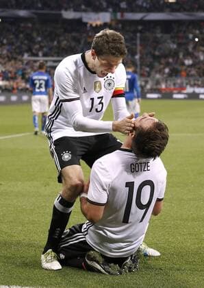 GOETZE Mario Team Deutschland jubelt nach seinem Tor zum 2 : 0 mit Kapitaen MUELLER Thomas DFB Fussball Laenderspiel Deutschland-Italien 4 : 1 am 29.03.2016 in Muenchen 