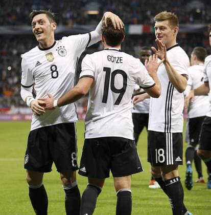 GOETZE Mario Team Deutschland jubelt nach seinem Tor zum 2 : 0 mit OEZIL Mesut und KROOS Toni DFB Fussball Laenderspiel Deutschland-Italien 4 : 1 am 29.03.2016 in Muenchen 