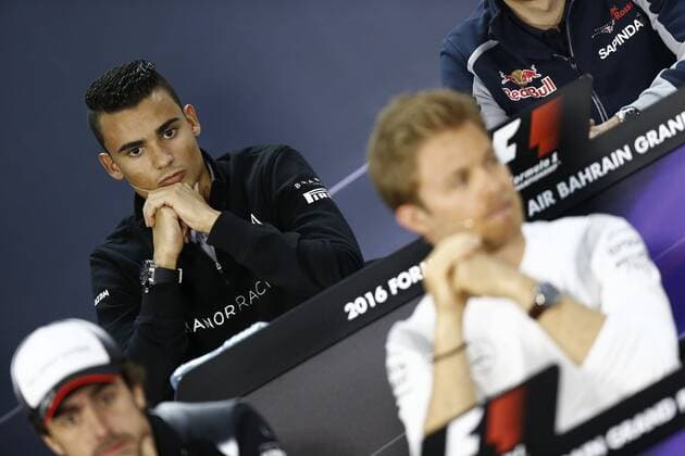 Motorsports: FIA Formula One World Championship WM Weltmeisterschaft 2016, Grand Prix of Bahrain, 6 Nico Rosberg (GER, Mercedes AMG Petronas Formula One Team), 94 Pascal Wehrlein (GER, Manor Racing F1 Team), xHOCHxZWEIx