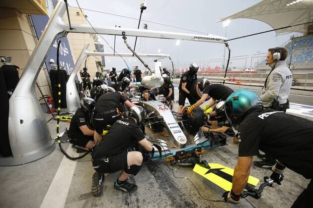 Bilder des Tages - Sport Motorsports: FIA Formula One World Championship WM Weltmeisterschaft 2016, Grand Prix of Bahrain, pit stop training, Mercedes AMG Petronas Formula One Team xHOCHxZWEIx