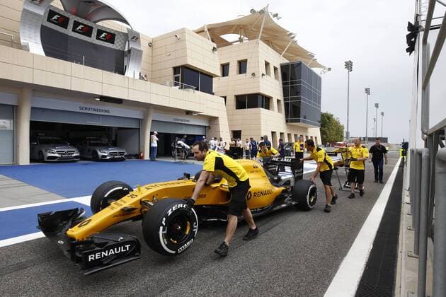Motorsports: FIA Formula One World Championship WM Weltmeisterschaft 2016, Grand Prix of Bahrain, mechanic of Renault Formula 1 Team xHOCHxZWEIx