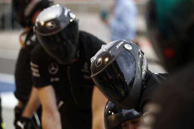 Motorsports: FIA Formula One World Championship WM Weltmeisterschaft 2016, Grand Prix of Bahrain, mechanic of Mercedes AMG Petronas Formula One Team xHOCHxZWEIx