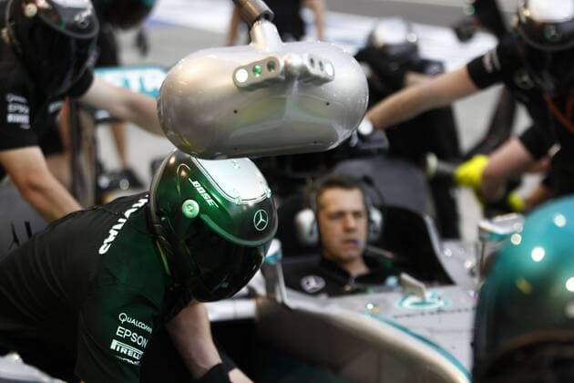 Motorsports: FIA Formula One World Championship WM Weltmeisterschaft 2016, Grand Prix of Bahrain, mechanic of Mercedes AMG Petronas Formula One Team xHOCHxZWEIx