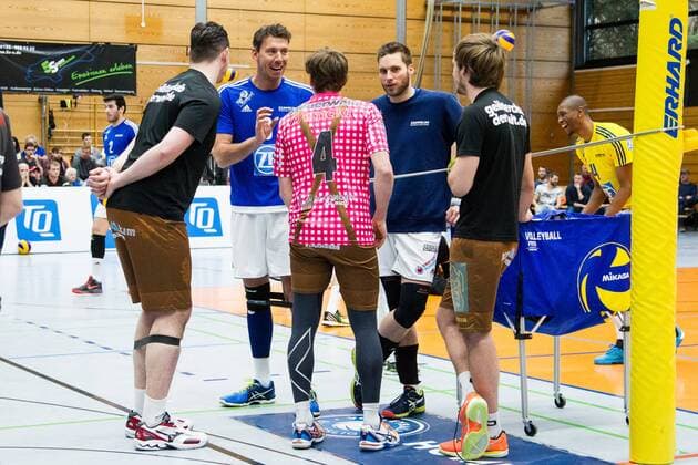 Herrsching Gemeinsames Warm-Up: Thomas Ranner (18 Herrsching), Bjoern Andrae ( 8, Friedrichshafen), Patrick Steuerwald (4 Herrsching), Simon Tischer ( 10, Friedrichshafen) und Ferdinand Tille (7 Herrsching); Volleyball Bundesliga Herren Play-Off Viertelfinale, Nikolaushalle, Herrsching Germany, 20160331; Partie TSV Herrsching vs VfB Friedrichshafen; Copyright: Wuechner Eibner-Pressefoto EP_NWR