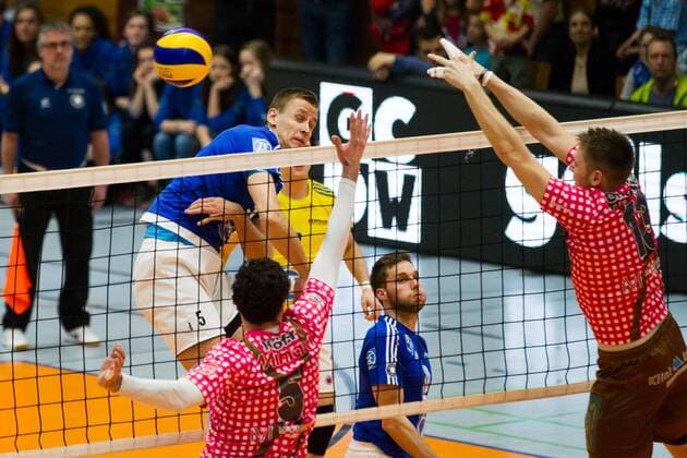 Herrsching Alexey Nalobin ( 5, Friedrichshafen) scheitert am Block; Volleyball Bundesliga Herren Play-Off Viertelfinale, Nikolaushalle, Herrsching Germany, 20160331; Partie TSV Herrsching vs VfB Friedrichshafen; Copyright: Wuechner Eibner-Pressefoto EP_NWR