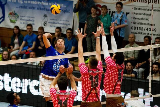 Herrsching Angriff Bjoern Andrae ( 8, Friedrichshafen); Volleyball Bundesliga Herren Play-Off Viertelfinale, Nikolaushalle, Herrsching Germany, 20160331; Partie TSV Herrsching vs VfB Friedrichshafen; Copyright: Wuechner Eibner-Pressefoto EP_NWR