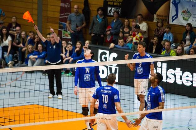 Herrsching Baptiste Geiler ( 14, Friedrichshafen) und Bjoern Andrae ( 8, Friedrichshafen) muessen dem Ball nach sehen; Volleyball Bundesliga Herren Play-Off Viertelfinale, Nikolaushalle, Herrsching Germany, 20160331; Partie TSV Herrsching vs VfB Friedrichshafen; Copyright: Wuechner Eibner-Pressefoto EP_NWR