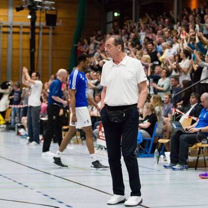 Herrsching Stelian Moculescu (Trainer Coach, Friedrichshafen) bleibt ruhig und die Halle tobt; Volleyball Bundesliga Herren Play-Off Viertelfinale, Nikolaushalle, Herrsching Germany, 20160331; Partie TSV Herrsching vs VfB Friedrichshafen; Copyright: Wuechner Eibner-Pressefoto EP_NWR