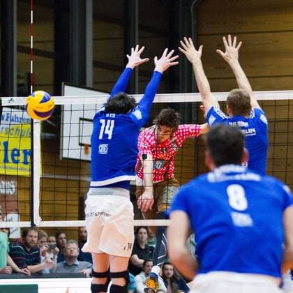 Herrsching Daniel Malescha (11 Herrsching) setzt sich gegen Baptiste Geiler ( 14, Friedrichshafen) und Alexey Nalobin ( 5, Friedrichshafen) durch; Volleyball Bundesliga Herren Play-Off Viertelfinale, Nikolaushalle, Herrsching Germany, 20160331; Partie TSV Herrsching vs VfB Friedrichshafen; Copyright: Wuechner Eibner-Pressefoto EP_NWR