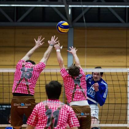 Bilder des Tages - Sport Herrsching Angriff Baptiste Geiler ( 14, Friedrichshafen) gegen Roy Friedrich (15 Herrsching) und Patrick Steuerwald (4 Herrsching) im Block; Volleyball Bundesliga Herren Play-Off Viertelfinale, Nikolaushalle, Herrsching Germany, 20160331; Partie TSV Herrsching vs VfB Friedrichshafen; Copyright: Wuechner Eibner-Pressefoto EP_NWR