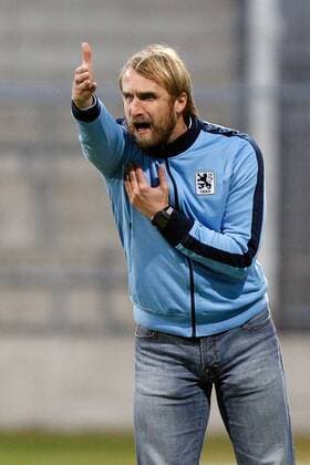 v.li.: Trainer Daniel Bierofka (TSV 1860 München II) gibt Anweisungen, gestikuliert, mit den Armen gestikulieren, gives instructions, gesticulate, Fussball, Regionalliga Bayern, TSV 1860 München II - 1. FC Schweinfurt 05, xfsx