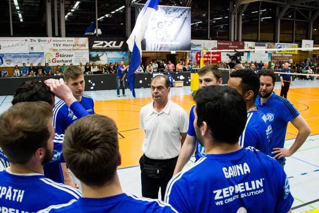 Herrsching Stelian Moculescu (Trainer Coach, Friedrichshafen) mit seinem Team vor dem Spiel; Volleyball Bundesliga Herren Play-Off Viertelfinale, Nikolaushalle, Herrsching Germany, 20160331; Partie TSV Herrsching vs VfB Friedrichshafen; Copyright: Wuechner Eibner-Pressefoto EP_NWR