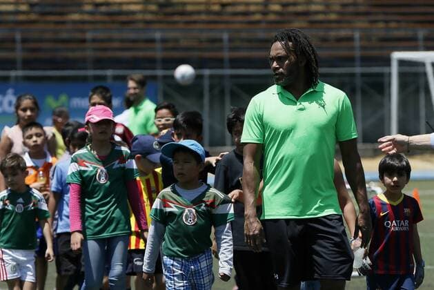 Former French soccer player Christian Karembeu gives children a soccer course in Mexico City, Mexico, 31 March 2016, where he praised his compatriot Andre-Pierre Gignac, who is showing a great perfomance in the Mexican soccer. EFE Jose Mendez FORMER FRENCH SOCCER PLAYER KAREMBEU ELOGIA GIVES COURSE IN MEXICO CITY !ACHTUNG: NUR REDAKTIONELLE NUTZUNG!  MDF001 20160401-635950695465140570