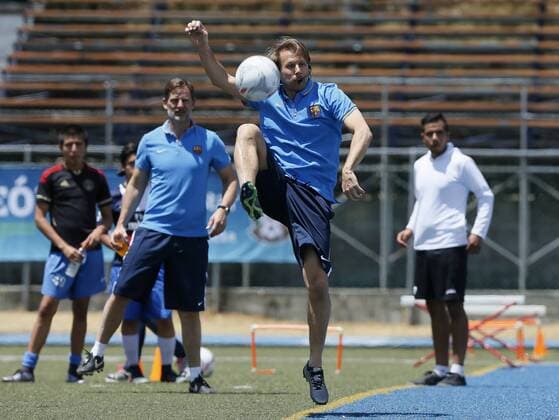 Former Spanish soccer player Gaizka Mendieta (C) gives children a soccer course in Mexico City, Mexico, 31 March 2016. EFE Jose Mendez FORMER FRENCH SOCCER PLAYER KAREMBEU ELOGIA GIVES COURSE IN MEXICO CITY !ACHTUNG: NUR REDAKTIONELLE NUTZUNG!  MDF003 20160401-635950696159180121