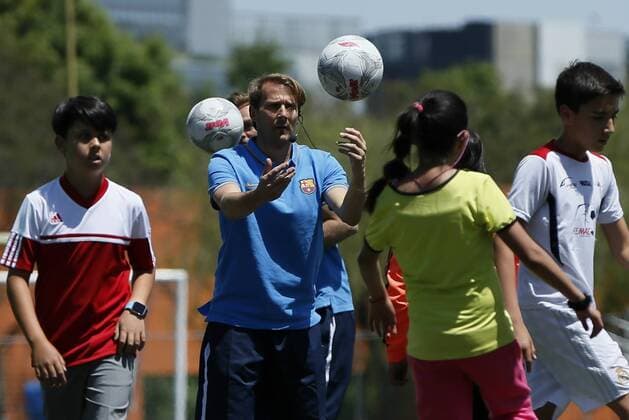 Former Spanish soccer player Gaizka Mendieta (C) gives children a soccer course in Mexico City, Mexico, 31 March 2016. EFE Jose Mendez FORMER FRENCH SOCCER PLAYER KAREMBEU ELOGIA GIVES COURSE IN MEXICO CITY !ACHTUNG: NUR REDAKTIONELLE NUTZUNG!  MDF004 20160401-635950696796436036