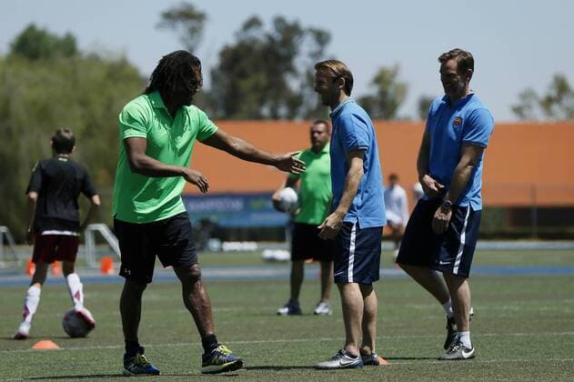Former soccer players Spanish Gaizka Mendieta (C), Dutch Ronald de Boer (R) and French Christian Karembeu (L) give children a soccer course in Mexico City, Mexico, 31 March 2016. EFE Jose Mendez FORMER FRENCH SOCCER PLAYER KAREMBEU ELOGIA GIVES COURSE IN MEXICO CITY !ACHTUNG: NUR REDAKTIONELLE NUTZUNG!  MDF005 20160401-635950697431975962