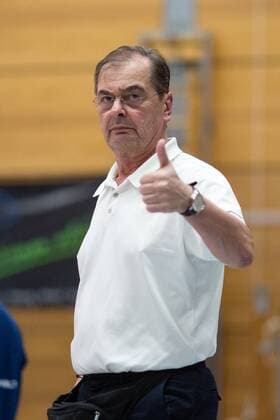 Maessige Freude bei Friedrichshafen-Trainer Stelian MOCULESCU (FN). Volleyball, TSV Herrsching (HER) - VfB Friedrichshafen (FN), Bundesliga, Saison 2015 2016, Playoff Viertelfinale, 2.Spiel, am 31.03.2016 in Herrsching N I K O L A U S H A L L E Deutschland. x20160331_113x