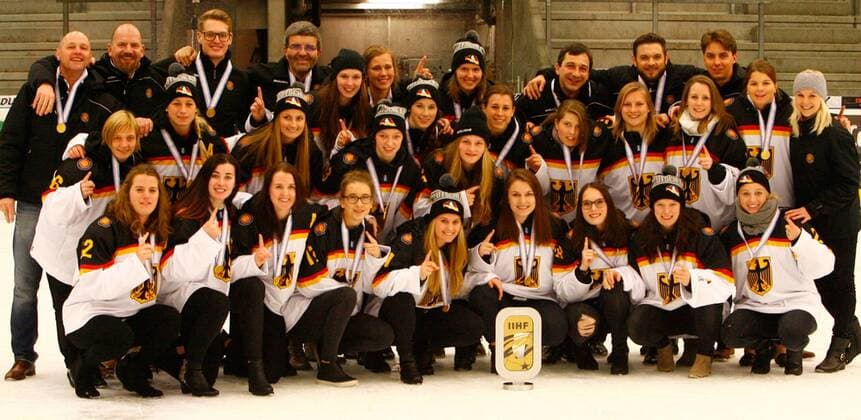 DK, IIHF WW DivIa, medal ceremony 31.03.2016, Gigantium, Aalborg, DK, IIHF WW DivIa, medal ceremony: Das deutsche Team mit Medaillen und der Siegestrophae nphxGMACH
