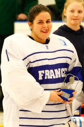 DK, IIHF WW DivIa, medal ceremony 31.03.2016, Gigantium, Aalborg, DK, IIHF WW DivIa, medal ceremony: Caroline Baldin (France 1) avecl la trophae pour la meilleur gardienne de but nphxGMACH