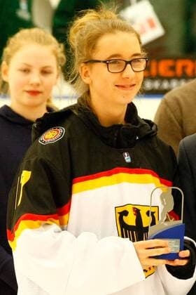 DK, IIHF WW DivIa, medal ceremony 31.03.2016, Gigantium, Aalborg, DK, IIHF WW DivIa, medal ceremony: Laura Kluge (Germany 17) mit der Trophae fuer die beste Stuermerin nphxGMACH