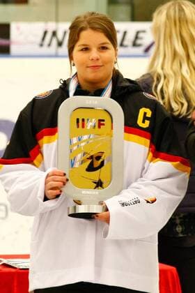DK, IIHF WW DivIa, medal ceremony 31.03.2016, Gigantium, Aalborg, DK, IIHF WW DivIa, medal ceremony: die deutsche Kapitaenin Julia Zorn (Germany 8) mit der Trophae fuer den ersten Platz nphxGMACH