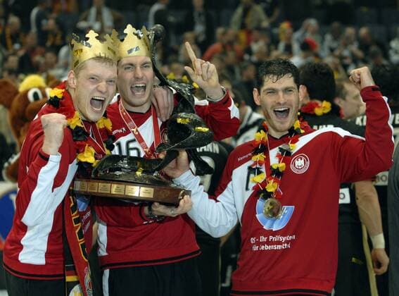 Hb WM 2007 Finale in Köln: Deutschland wird Weltmeister nach Finalsieg über Polen. 04.02.2007. Die drei Deut. Torhüter mit der Trophäe. V.l: Johannes Bitter, Carsten Lichtlein u. Henning Fritz. HM