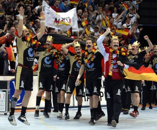 Hb WM 2007 Finale in Köln: Deutschland wird Weltmeister nach Finalsieg über Polen. 04.02.2007. Die Deut. Spieler auf dem Weg zur Siegerehrung. HM
