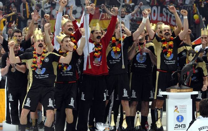 Hb WM 2007 Finale in Köln: Deutschland wird Weltmeister nach Finalsieg über Polen. 04.02.2007. Jubel der Deut. Mannschaft vor der Pokalübergabe. HM