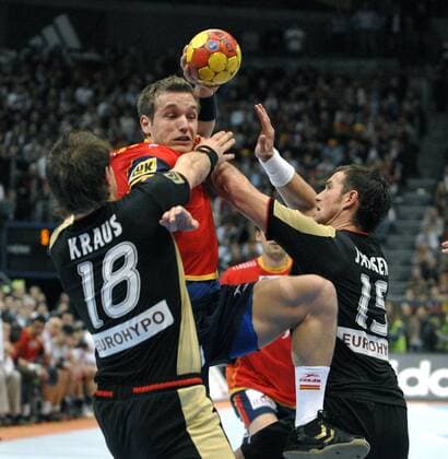 Handball WM 2007: Deutschland - Spanien 30.01.2007. Tomas (Span.) wird von Michael Kraus (l.) und Torsten Jansen beide BRD) aufgehalten. HM