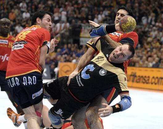 Handball WM 2007: Deutschland - Spanien 30.01.2007. Christian Schwarzer (Deut.) setzt sich am Wurfkreis gegen Romero (l.) u. Perez (beide Span.) durch. HM