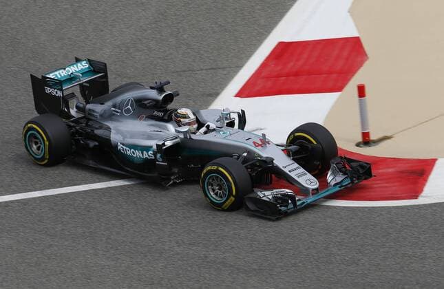 Motorsports: FIA Formula One World Championship WM Weltmeisterschaft 2016, Grand Prix of Bahrain, 44 Lewis Hamilton (GBR, Mercedes AMG Petronas Formula One Team), xHOCHxZWEIx