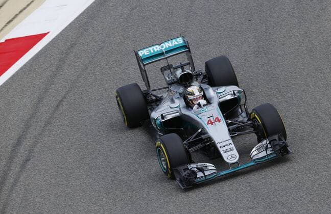 Motorsports: FIA Formula One World Championship WM Weltmeisterschaft 2016, Grand Prix of Bahrain, 44 Lewis Hamilton (GBR, Mercedes AMG Petronas Formula One Team), xHOCHxZWEIx