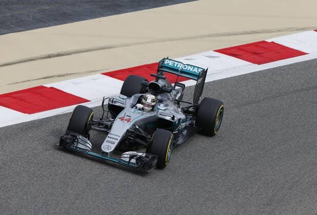 Motorsports: FIA Formula One World Championship WM Weltmeisterschaft 2016, Grand Prix of Bahrain, 44 Lewis Hamilton (GBR, Mercedes AMG Petronas Formula One Team), xHOCHxZWEIx