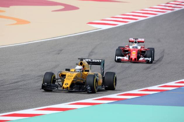 Bahrain Grand Prix, Sakhir 31 March - 03 April 2016 01.04.2016 - Free Practice 1, Kevin Magnussen (DEN) Renault F1 Team RS16 and Sebastian Vettel (GER) Scuderia Ferrari SF16-H 