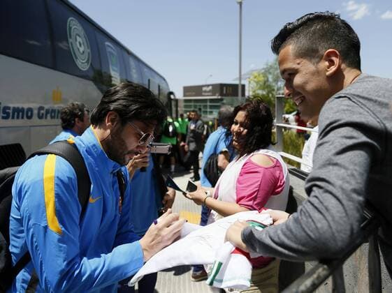 Former player of FC Barcelona Barca Javier Guzman (L) signs autographs as he arrives to Queretaro, Mexico, 01 April 2016, prior of the Match of Legends Barcelona Vs. Mexico to be disputed at La Corregidora stadium od this city. Match of Legends Barcelona Vs. Mexico !ACHTUNG: NUR REDAKTIONELLE NUTZUNG!  MEX50 20160402-635951554959781660
