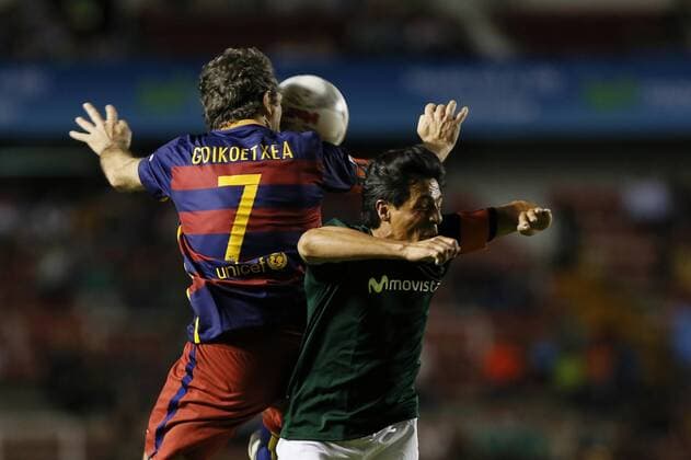 Former player of Mexico national soccer team Alberto Rodriguez (R) against former player of FC Barcelona Barca Andoni Goikoetxea (L) during he Match of Legends Barcelona Vs. Mexico at La Corregidora stadium in Queretaro, Mexico, 01 April 2016. Match of Legends Barcelona Vs. Mexico !ACHTUNG: NUR REDAKTIONELLE NUTZUNG!  MEX50 20160402-635951675565905625