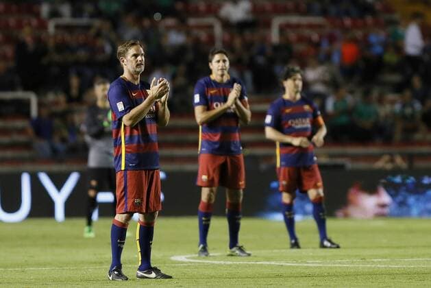 FC Barcelona Barca Ronald de Boer (L) applauds during a tribute to late Dutch former player Johan Cruyff before he Match of Legends Barcelona Vs. Mexico at La Corregidora stadium in Queretaro, Mexico, 01 April 2016. Match of Legends Barcelona Vs. Mexico !ACHTUNG: NUR REDAKTIONELLE NUTZUNG!  MEX50 20160402-635951681387201625