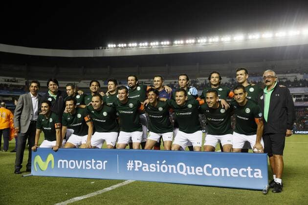 Mexico former players pose before he Match of Legends Barcelona Vs. Mexico at La Corregidora stadium in Queretaro, Mexico, 01 April 2016. Match of Legends Barcelona Vs. Mexico !ACHTUNG: NUR REDAKTIONELLE NUTZUNG!  MEX50 20160402-635951684666477625