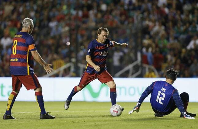 Former player of Mexico national soccer team Adolfo Rios (R) against former player of FC Barcelona Barca Gaizka Mendieta (C) and Hristo Stoichkov (L) during he Match of Legends Barcelona Vs. Mexico at La Corregidora stadium in Queretaro, Mexico, 01 April 2016. Match of Legends Barcelona Vs. Mexico !ACHTUNG: NUR REDAKTIONELLE NUTZUNG!  MEX50 20160402-635951685310445625