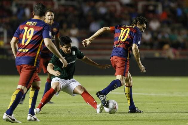Former player of Mexico national soccer team Fernando Salazar (L) against former player of FC Barcelona Barca Jari Litmanen (R) during he Match of Legends Barcelona Vs. Mexico at La Corregidora stadium in Queretaro, Mexico, 01 April 2016. Match of Legends Barcelona Vs. Mexico !ACHTUNG: NUR REDAKTIONELLE NUTZUNG!  MEX50 20160402-635951696147297625