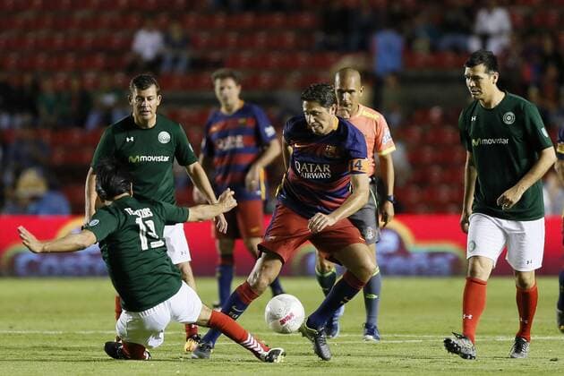 Former player of Mexico national soccer team Isaac Terrazas (L) against former player of FC Barcelona Barca Edmilson de Moraes (C) during he Match of Legends Barcelona Vs. Mexico at La Corregidora stadium in Queretaro, Mexico, 01 April 2016. Match of Legends Barcelona Vs. Mexico !ACHTUNG: NUR REDAKTIONELLE NUTZUNG!  MEX50 20160402-635951703567751777
