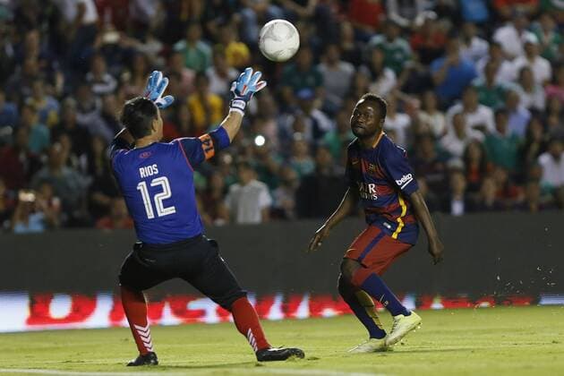 Former player of Mexico national soccer team Adolfo Rios (L) against former player of FC Barcelona Barca Haruna Babangida (R) during he Match of Legends Barcelona Vs. Mexico at La Corregidora stadium in Queretaro, Mexico, 01 April 2016. Match of Legends Barcelona Vs. Mexico !ACHTUNG: NUR REDAKTIONELLE NUTZUNG!  MEX50 20160402-635951703575239777