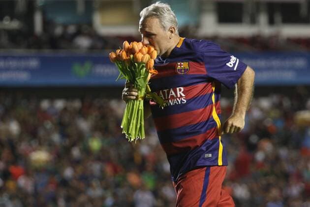 Former player of FC Barcelona Barca Hristo Stoichkov hold flowers during the Match of Legends Barcelona Vs. Mexico at La Corregidora stadium in Queretaro, Mexico, 01 April 2016. Match of Legends Barcelona Vs. Mexico !ACHTUNG: NUR REDAKTIONELLE NUTZUNG!  MEX50 20160402-635951727478339777