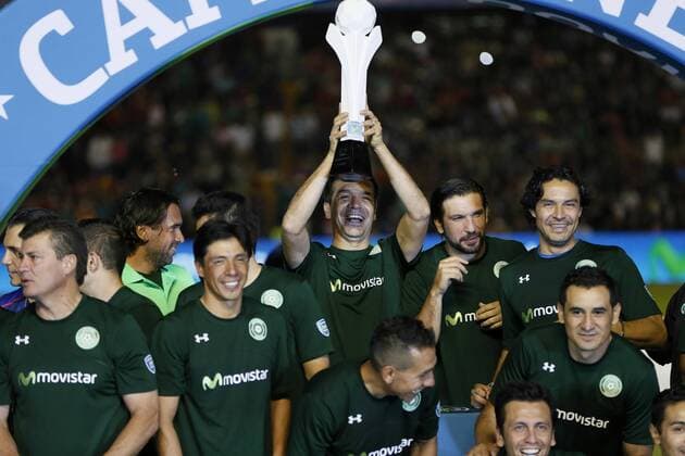 Former players of Mexico national soccer team celebrate after defeating 2-0 to former players of FC Barcelona Barca in the Match of Legends Barcelona Vs. Mexico at La Corregidora stadium in Queretaro, Mexico, 01 April 2016. Match of Legends Barcelona Vs. Mexico !ACHTUNG: NUR REDAKTIONELLE NUTZUNG!  MEX50 20160402-635951738947624439
