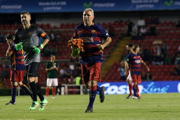 Former player of FC Barcelona Barca Hristo Stoichkov (C) runs with flowers during the Match of Legends Barcelona Vs. Mexico at La Corregidora stadium in Queretaro, Mexico, 01 April 2016. Match of Legends Barcelona Vs. Mexico !ACHTUNG: NUR REDAKTIONELLE NUTZUNG!  MEX50 20160402-635951758645094698